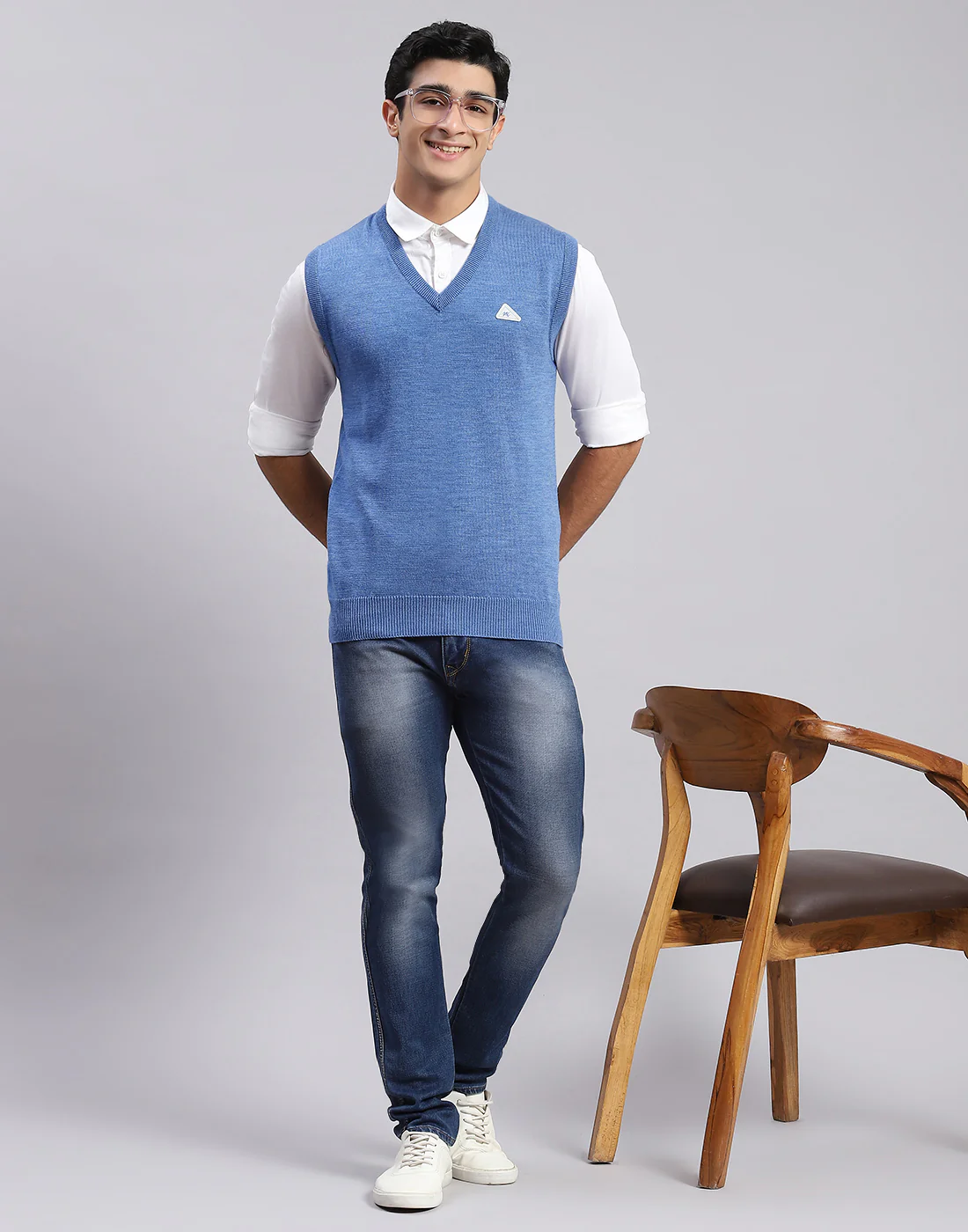 Men Blue Solid V Neck Sleeveless Sweater - Image 5