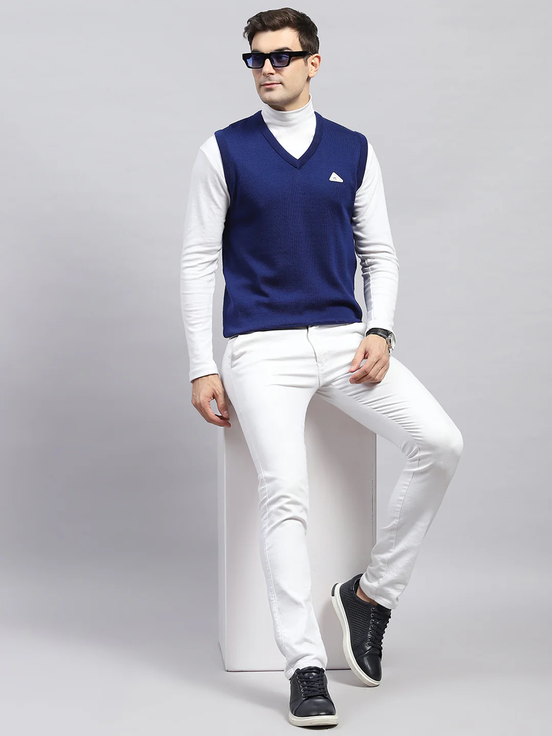 Men Blue Solid V Neck Sleeveless Sweater - Image 2
