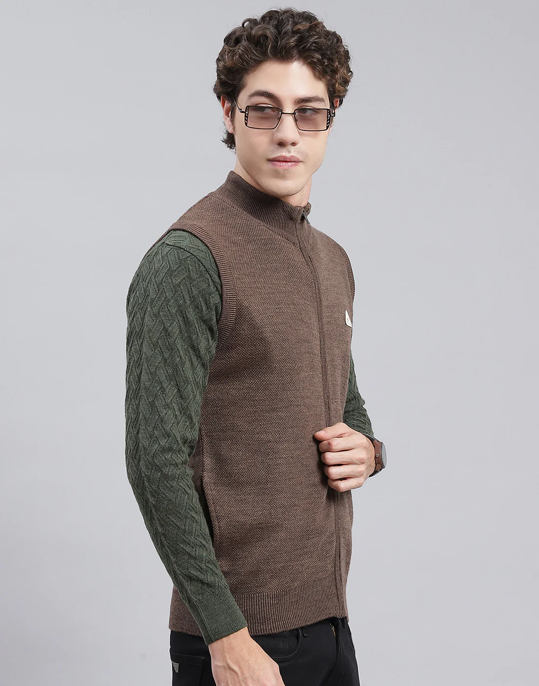 Men Brown Solid Stand Collar Sleeveless Sweater - Image 4