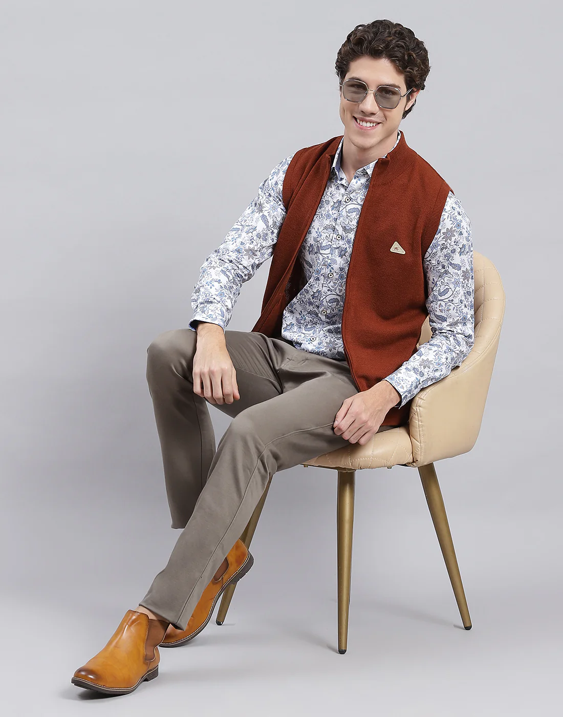 Men Brown Solid Stand Collar Sleeveless Sweater - Image 2