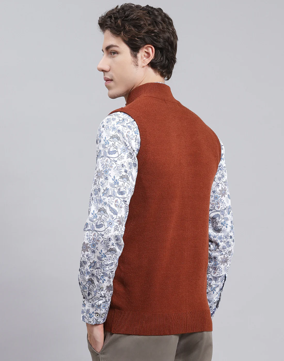 Men Brown Solid Stand Collar Sleeveless Sweater - Image 5