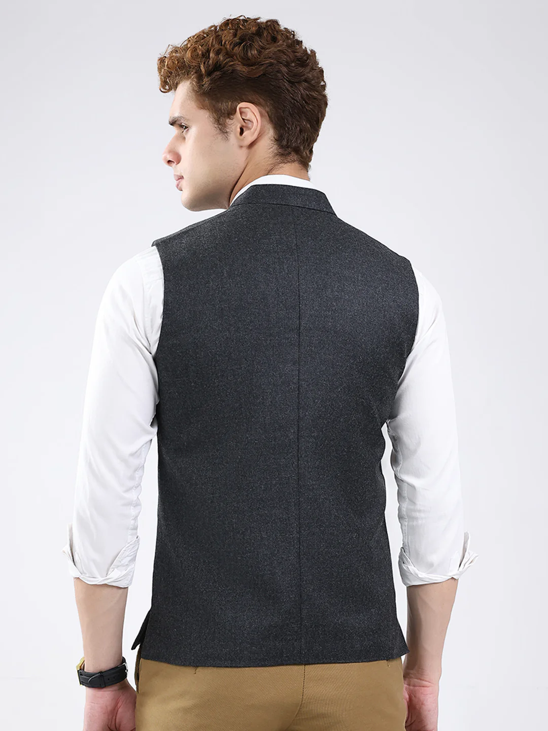 Men Charcoal Solid Band Neck Sleeveless Jacket - Image 5