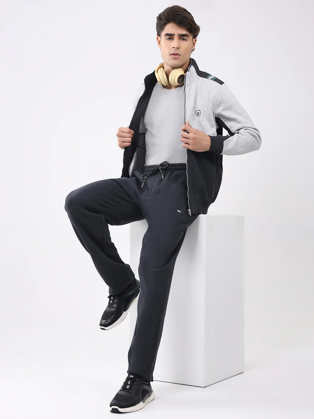 Men Charcoal Solid Collar Full Sleeve Winter Tracksuit - Image 2