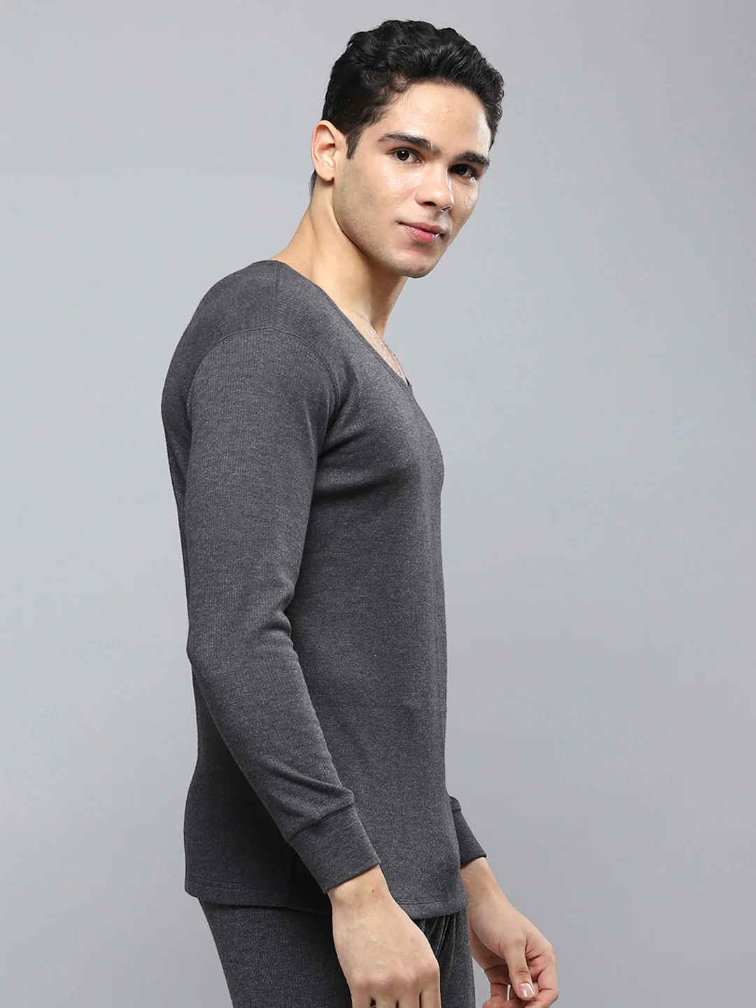 Men Charcoal Solid Round Neck Full Sleeve Thermal Vest - Image 4