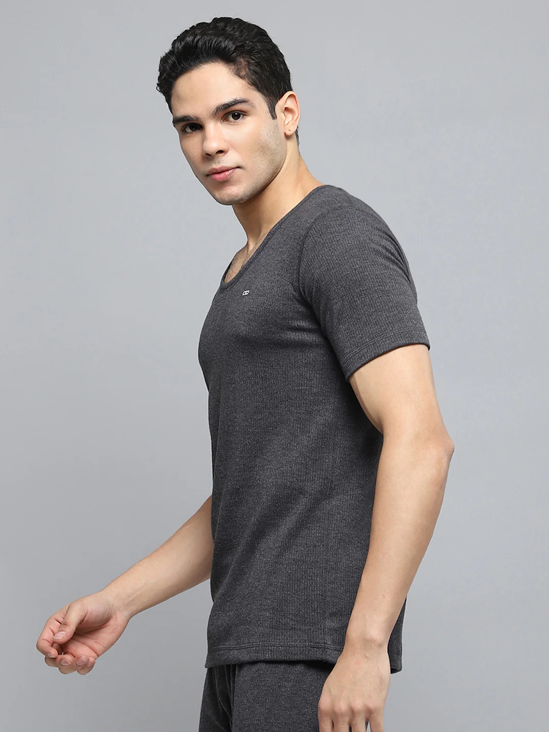 Men Charcoal Solid Round Neck Half Sleeve Thermal Vest - Image 3