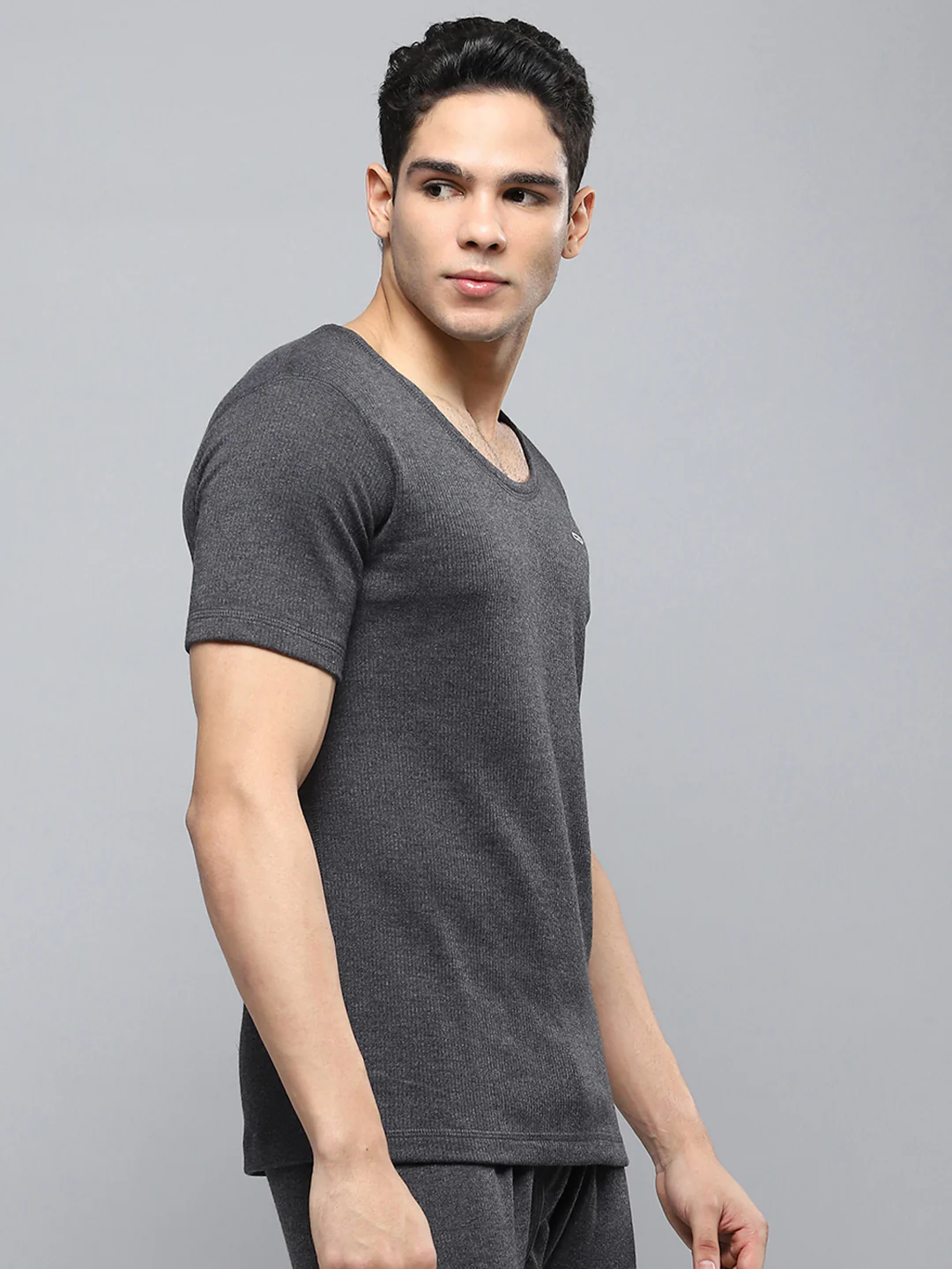 Men Charcoal Solid Round Neck Half Sleeve Thermal Vest - Image 4