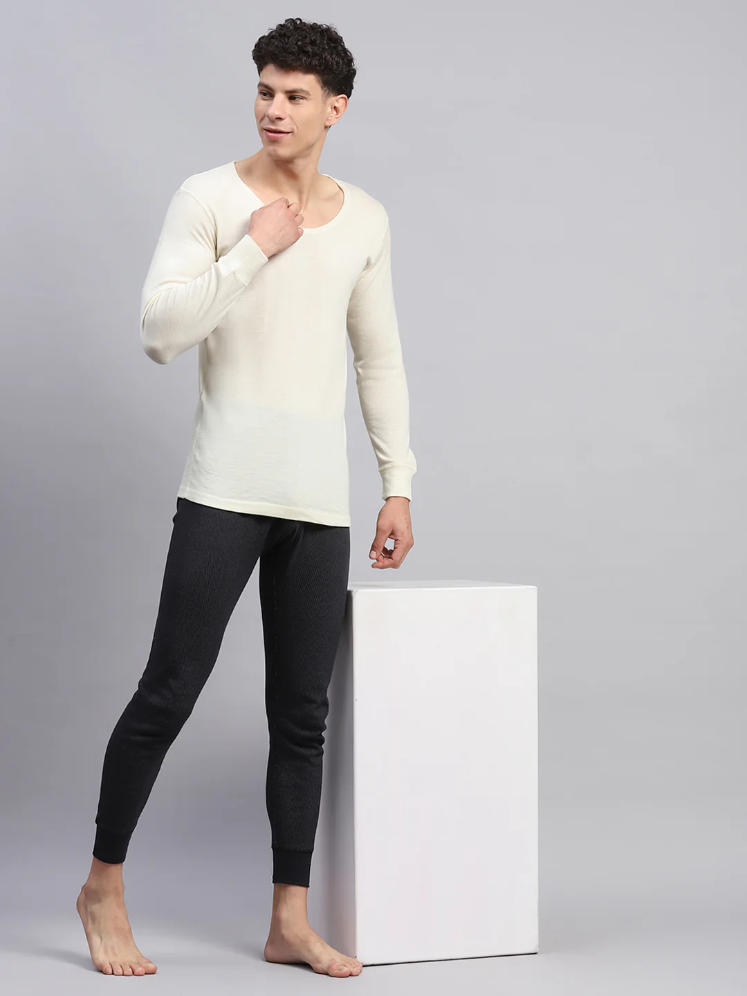 Men Cream Solid Round Neck Full Sleeve Thermal Vest - Image 2