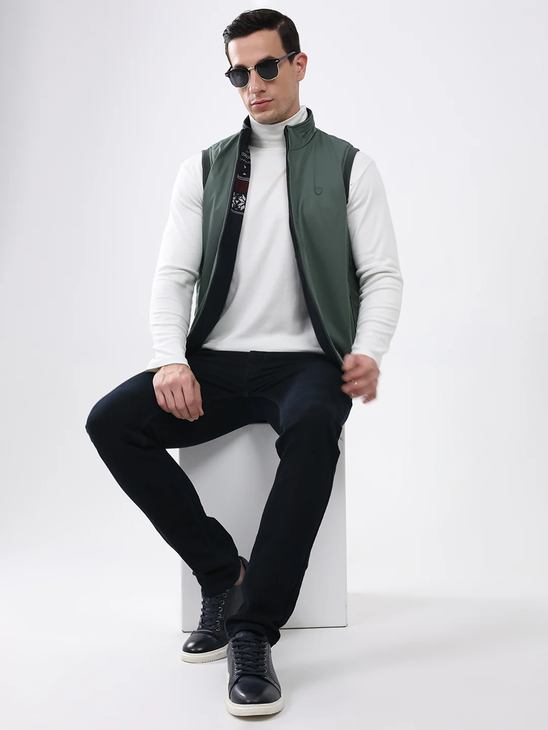 Men Green Solid Mock Neck Sleeveless Reversible Jacket - Image 2