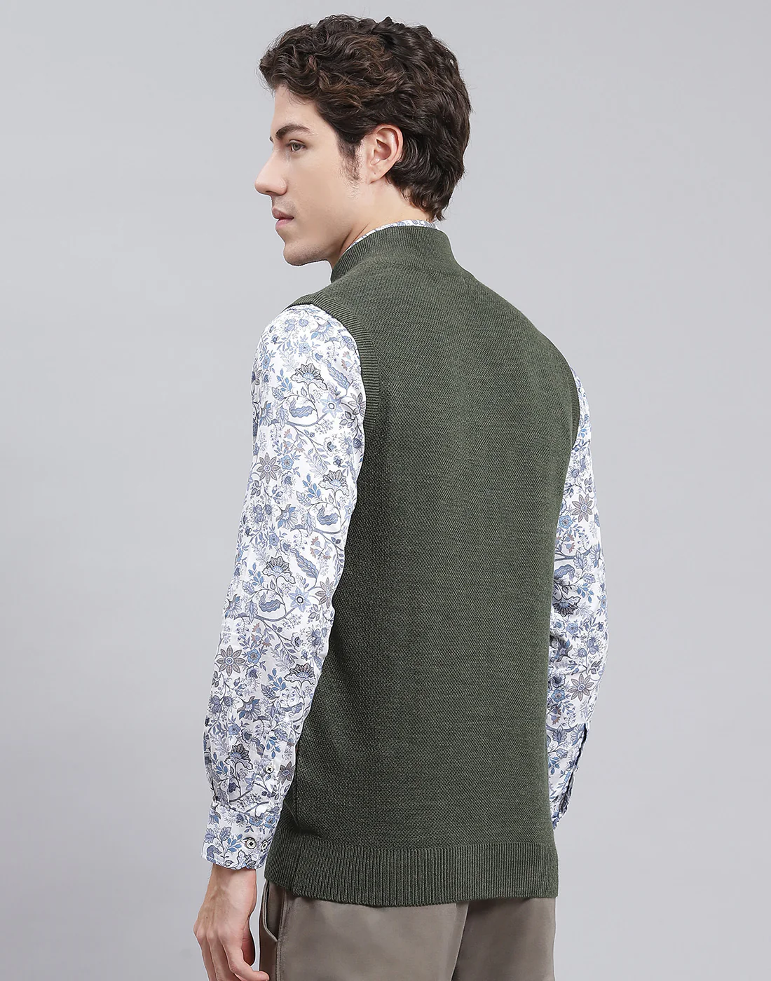 Men Green Solid Stand Collar Sleeveless Sweater - Image 5