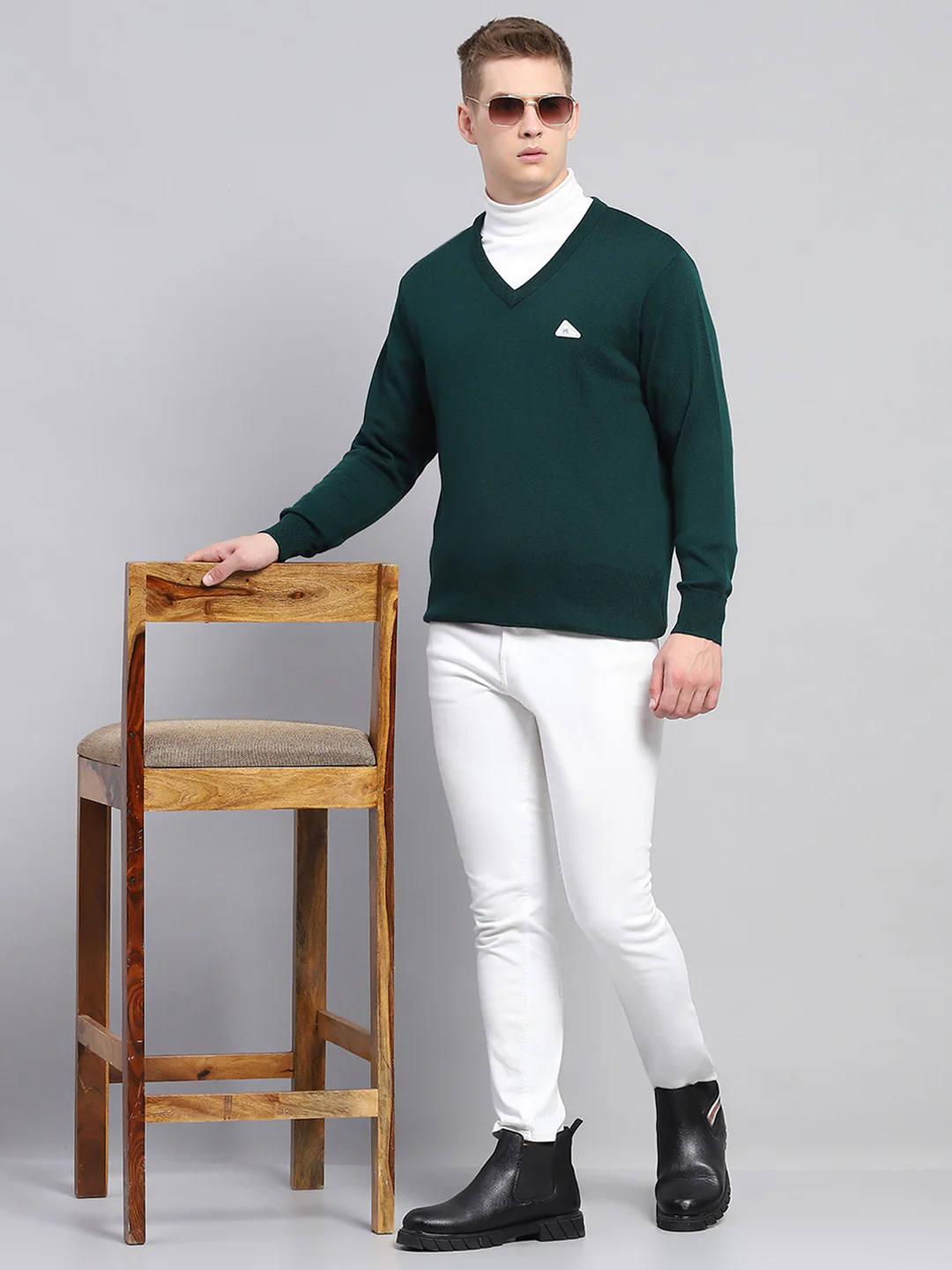 Men Green Solid V Neck Full Sleeve Pullover - Image 2