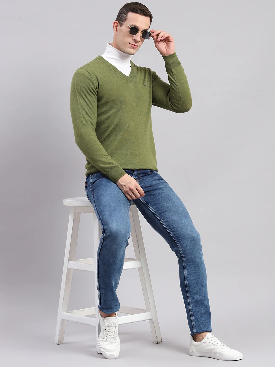 Men Green Solid V Neck Full Sleeve Pullover - Image 6