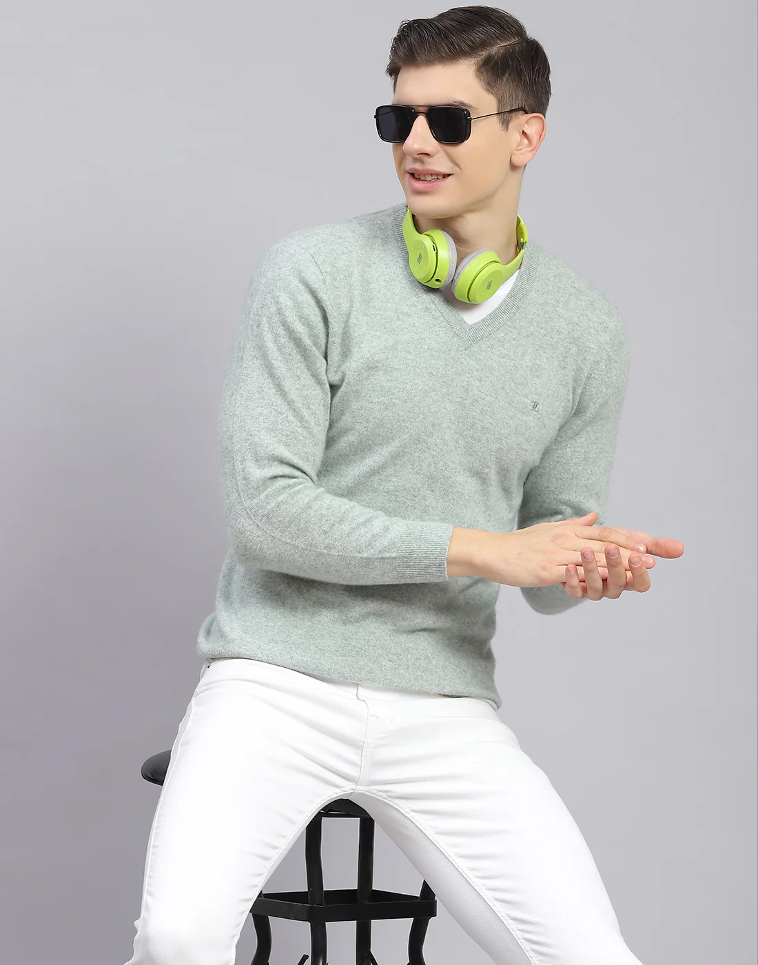 Men Green Solid V Neck Full Sleeve Sweater - Image 2