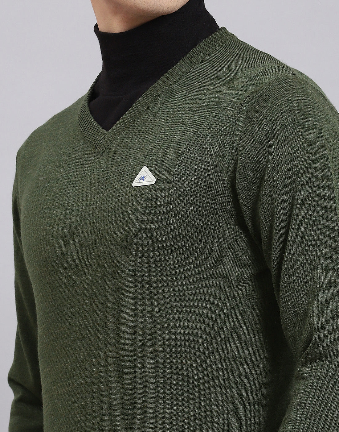 Men Green Solid V Neck Full Sleeve Sweater - Image 8
