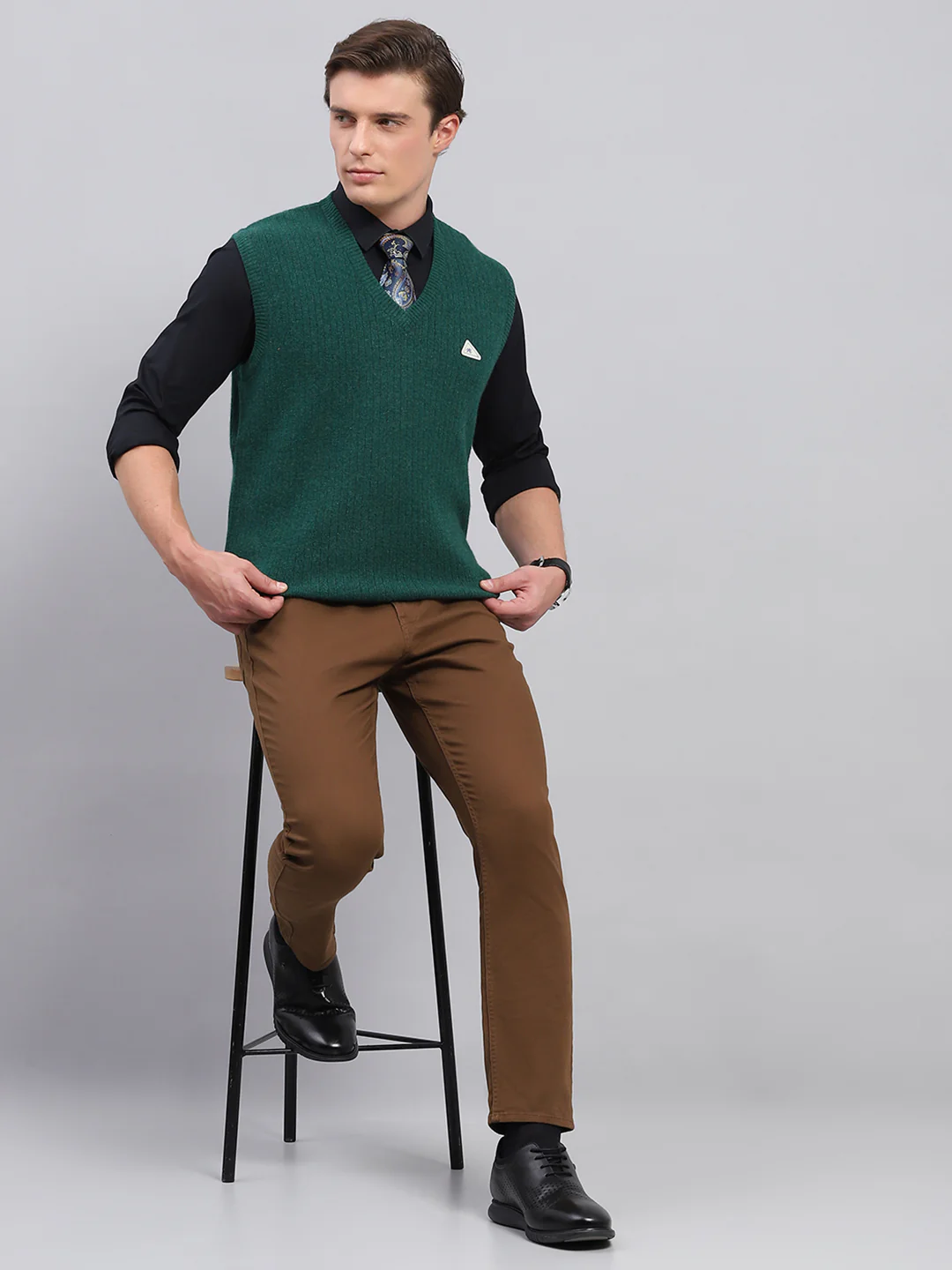 Men Green Solid V Neck Sleeveless Sweater - Image 2