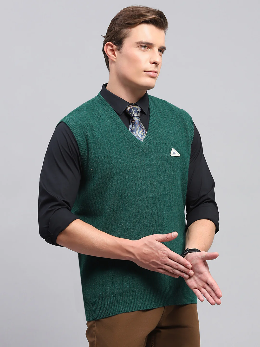 Men Green Solid V Neck Sleeveless Sweater - Image 4