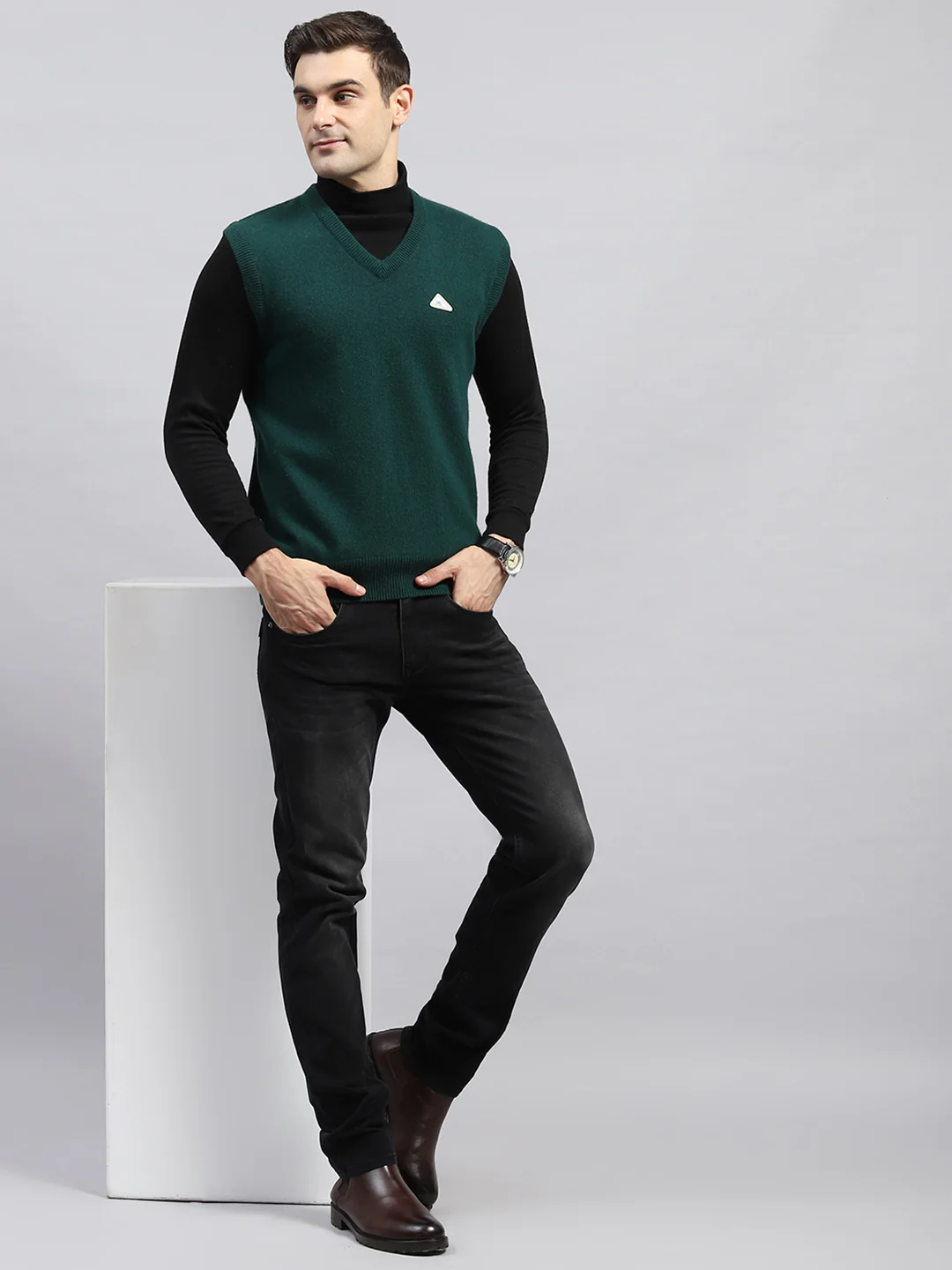 Men Green Solid V Neck Sleeveless Sweater - Image 2