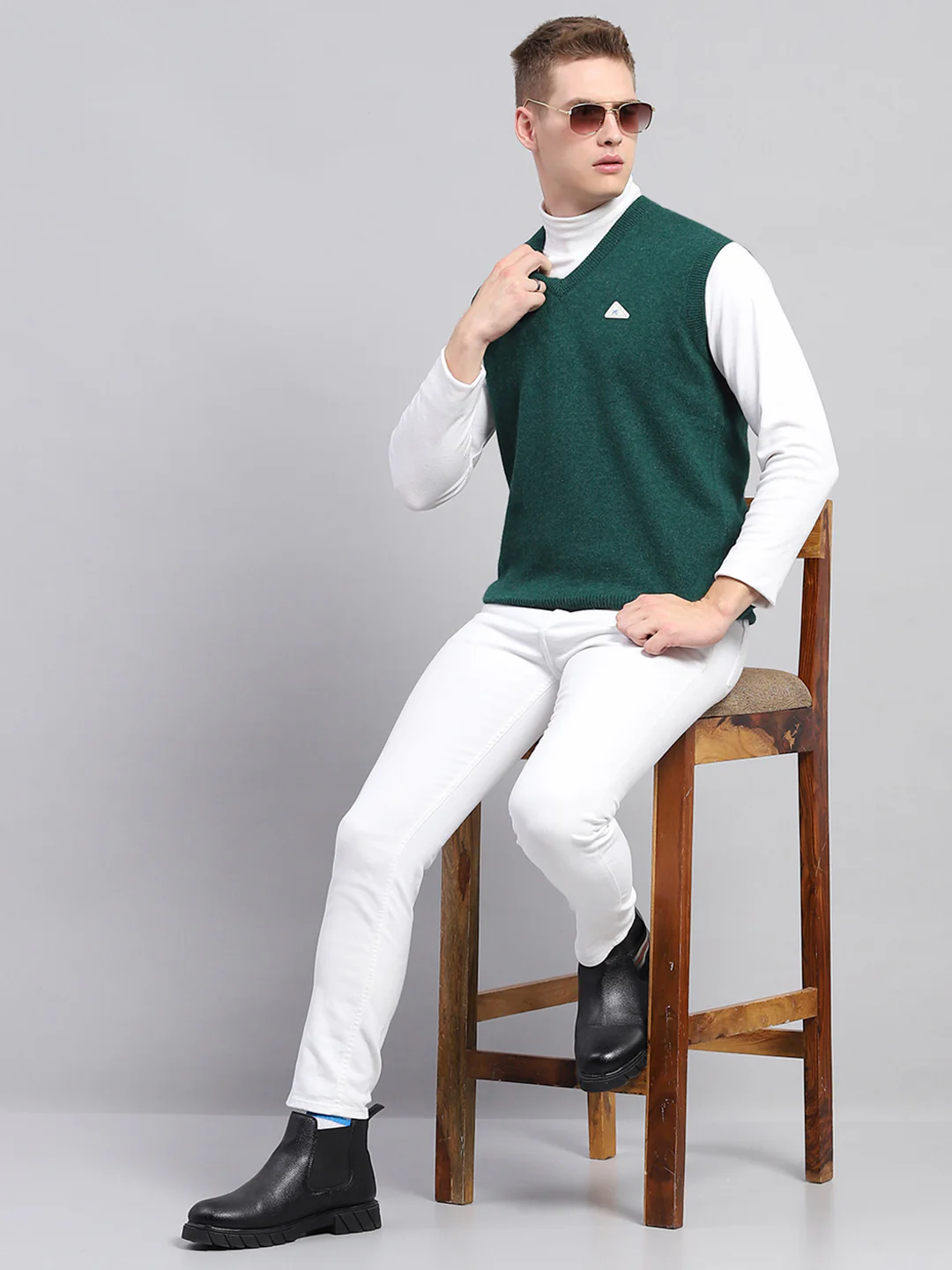 Men Green Solid V Neck Sleeveless Sweater - Image 2