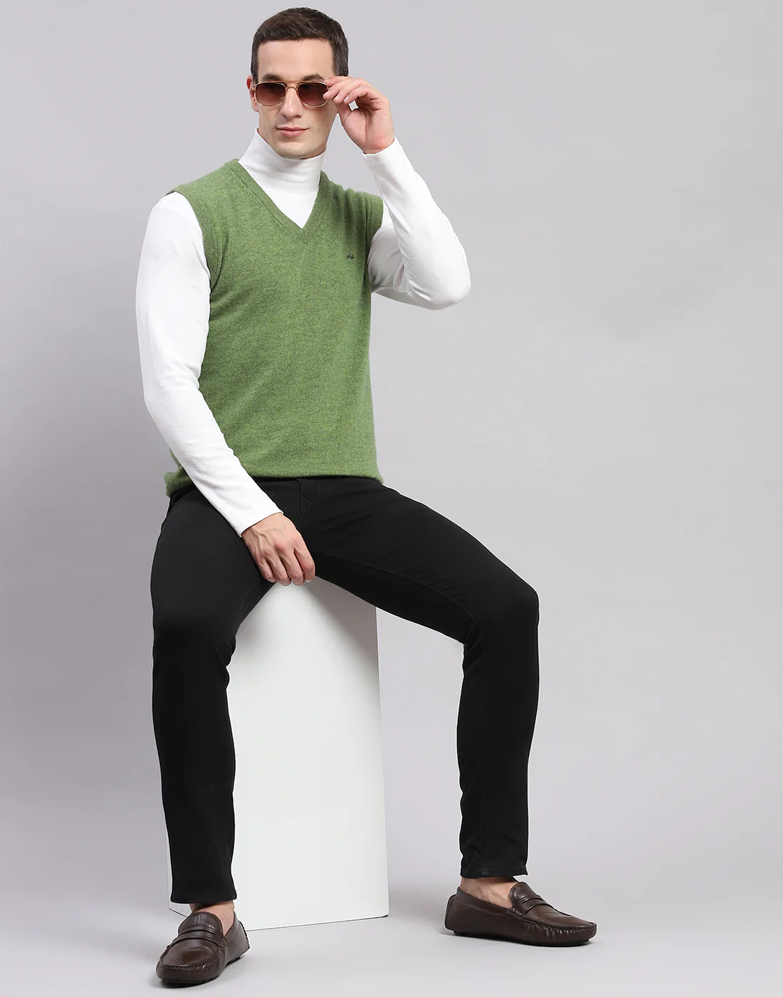 Men Green Solid V Neck Sleeveless Sweater - Image 2