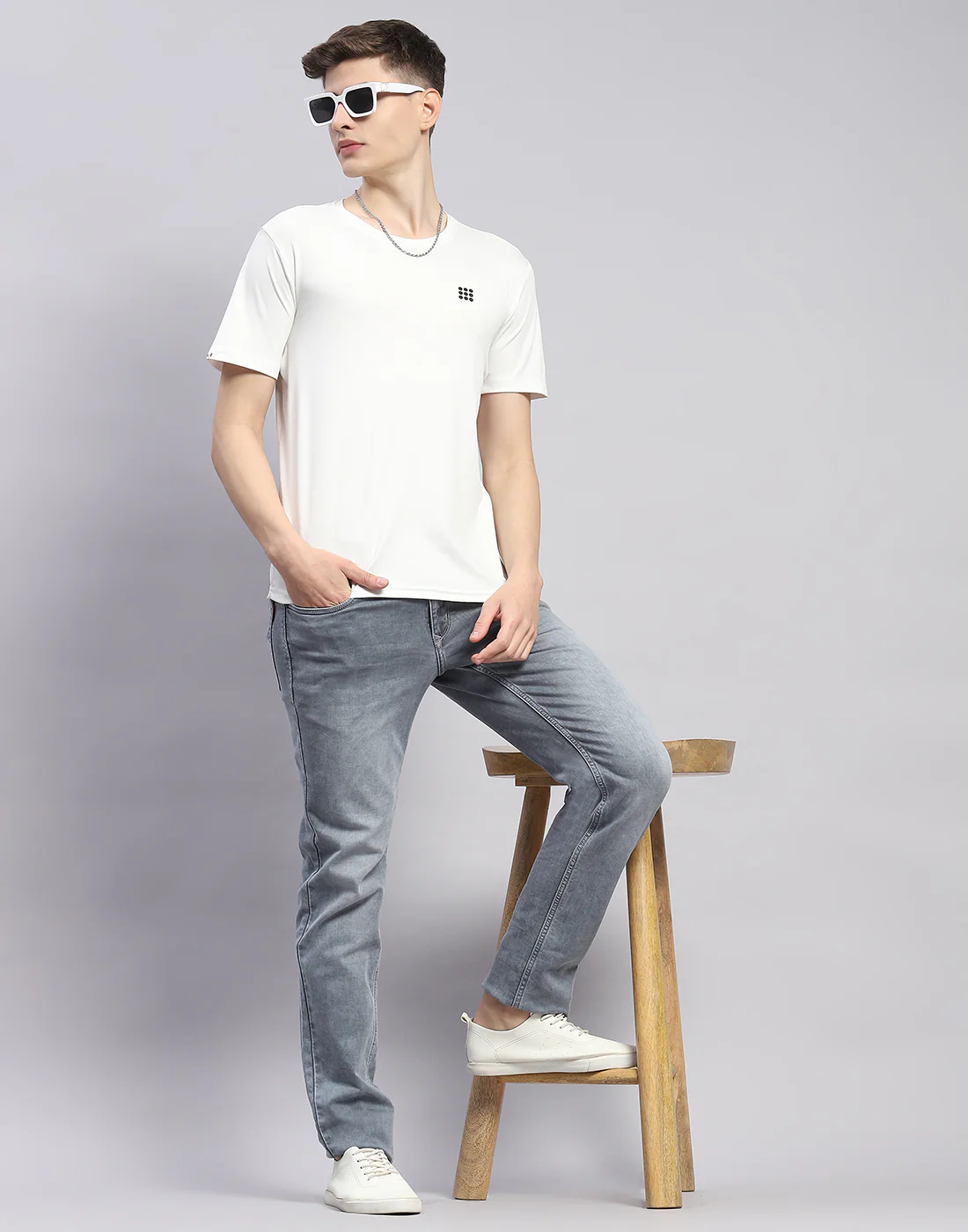 Men Grey Light Wash Narrow Fit Denim - Image 2