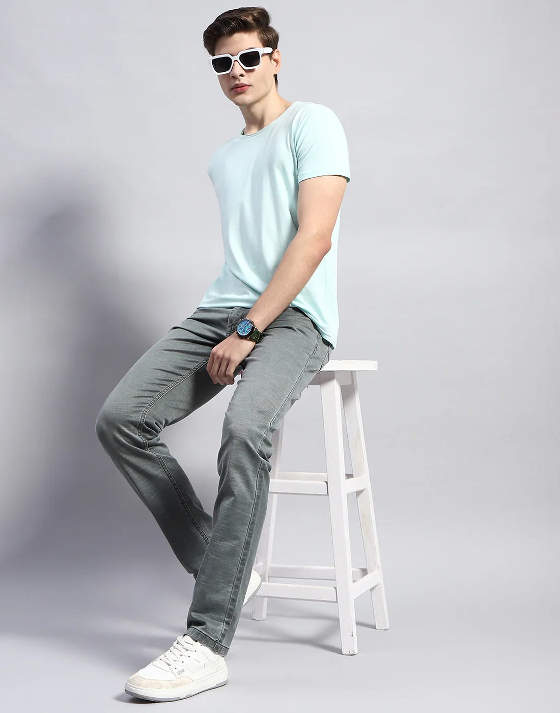 Men Grey Light Wash Narrow Fit Denim - Image 2