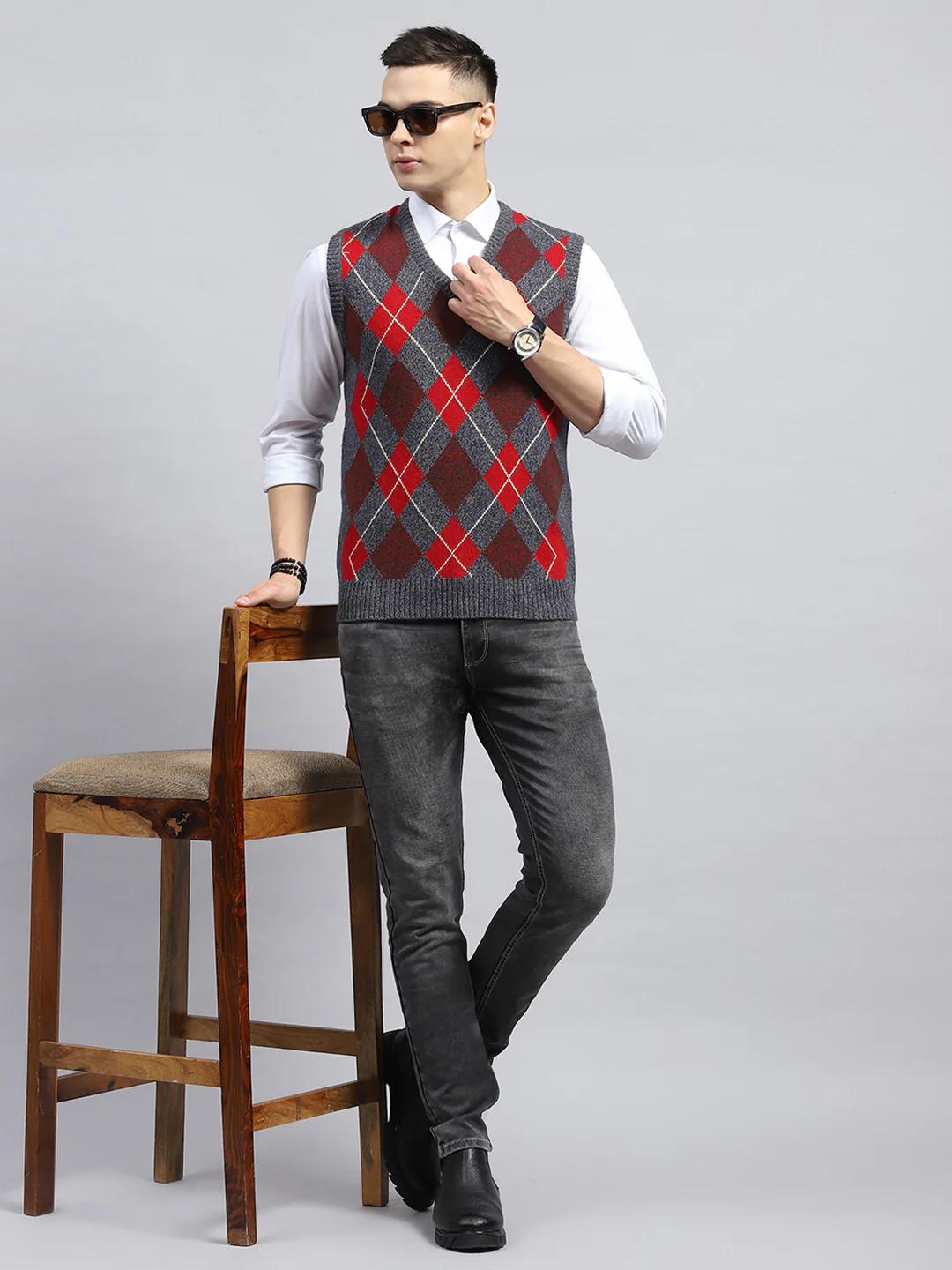 Men Grey & Red Geometric V Neck Sleeveless Sweater - Image 2