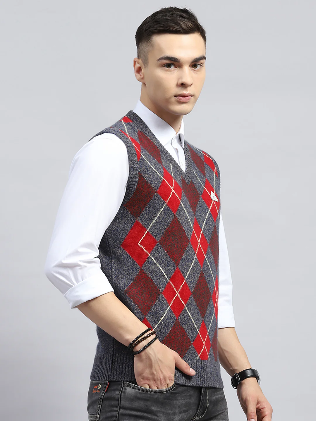 Men Grey & Red Geometric V Neck Sleeveless Sweater - Image 4