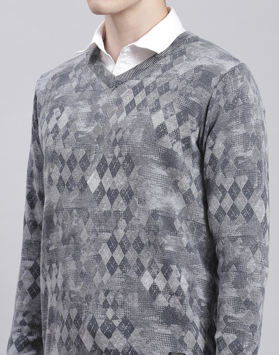 Men Grey Self Design V Neck Full Sleeve Sweater - Image 6