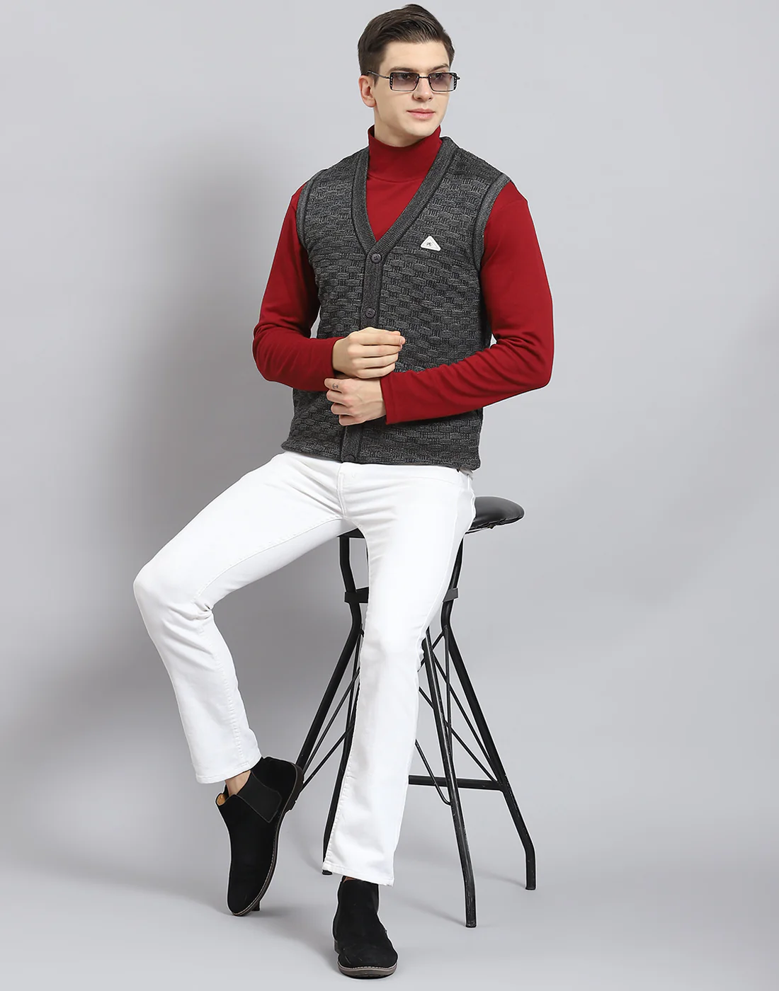 Men Grey Self Design V Neck Sleeveless Sweater - Image 7