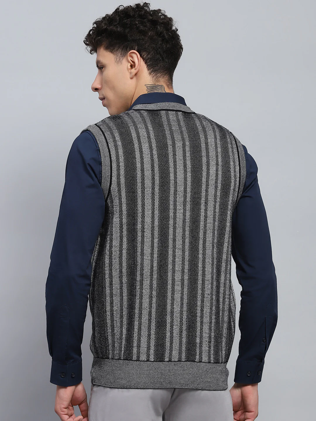 Men Grey Self Design V Neck Sleeveless Sweater - Image 5