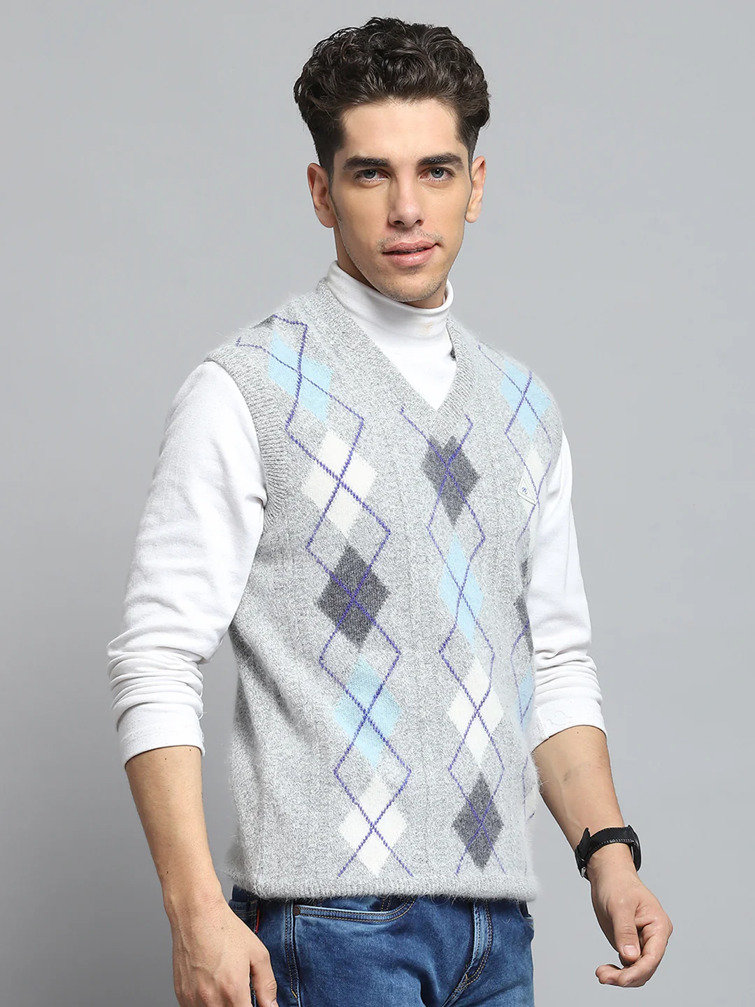 Men Grey Self Design V Neck Sleeveless Sweater - Image 4