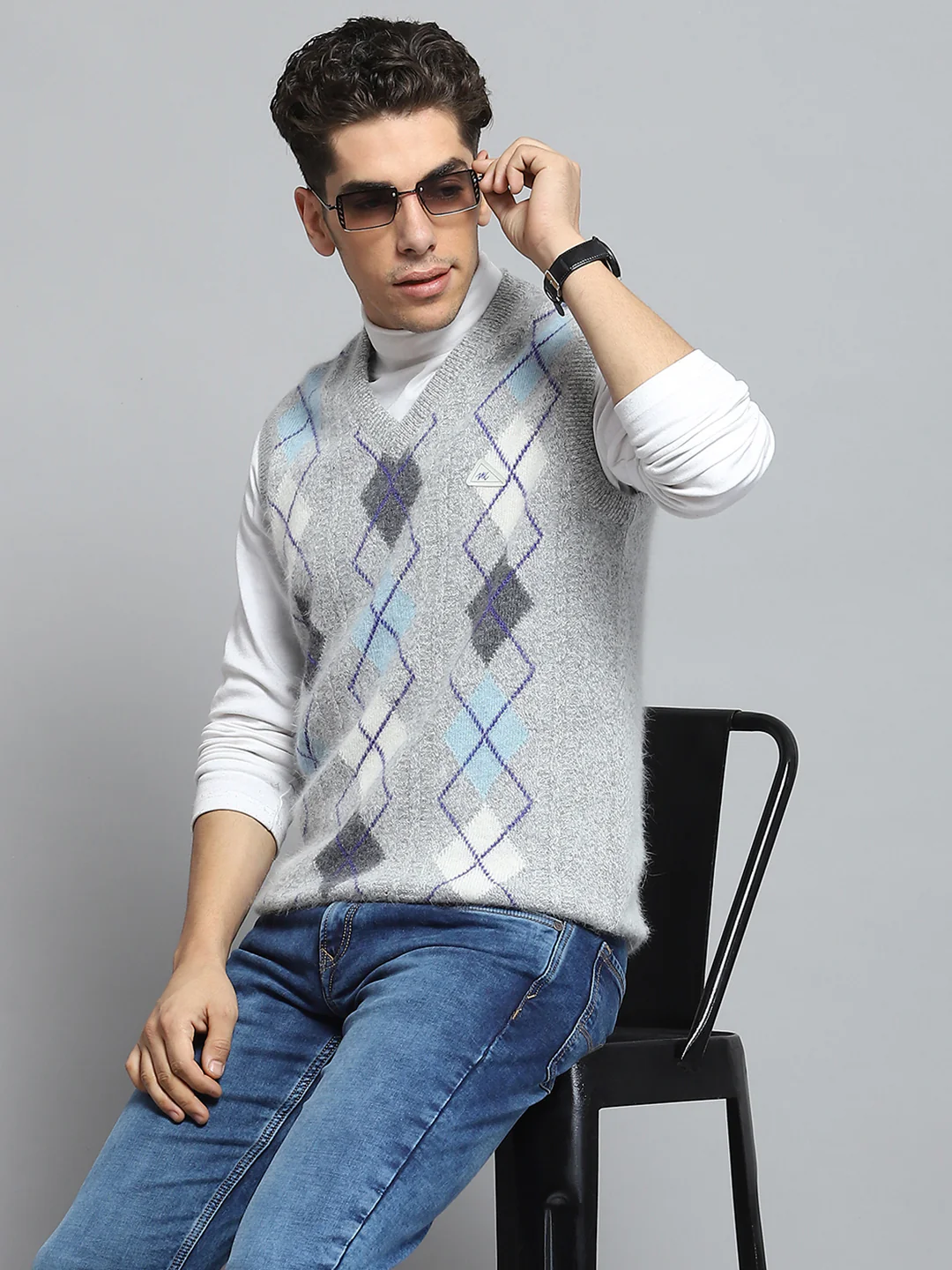 Men Grey Self Design V Neck Sleeveless Sweater - Image 6