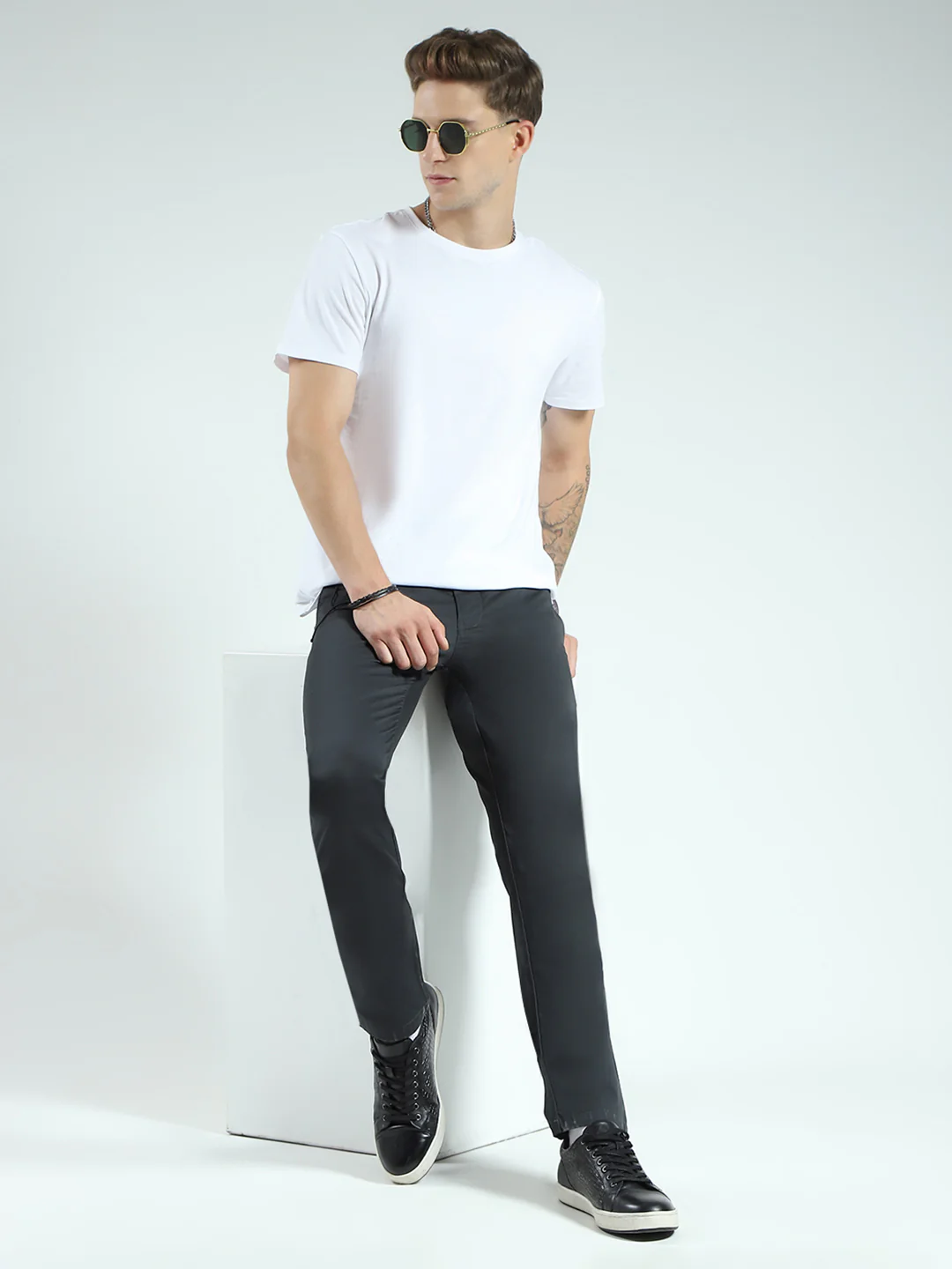 Men Grey Solid Slim Fit Trouser - Image 2