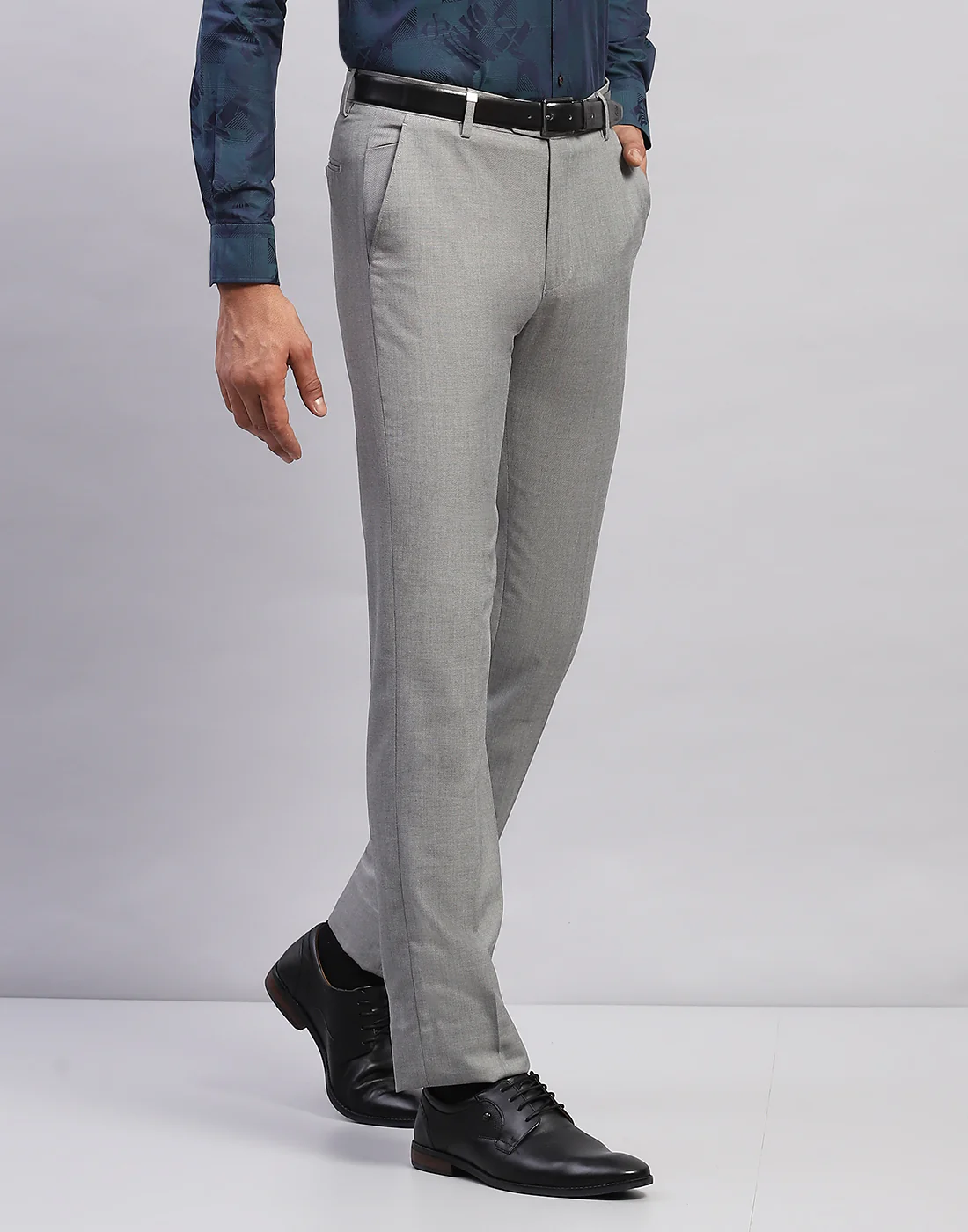 Men Grey Solid Smart Fit Trouser - Image 4