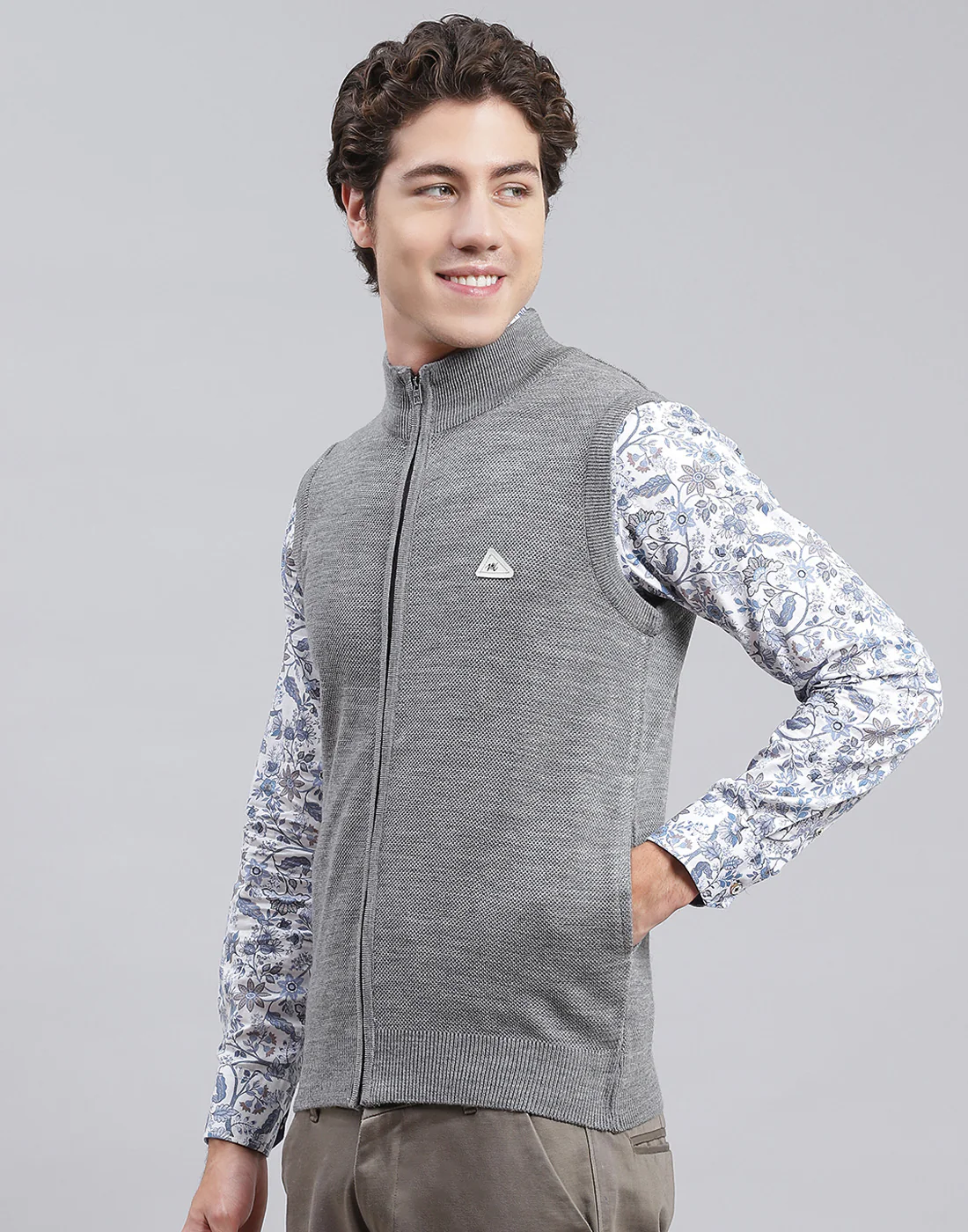 Men Grey Solid Stand Collar Sleeveless Sweater - Image 3