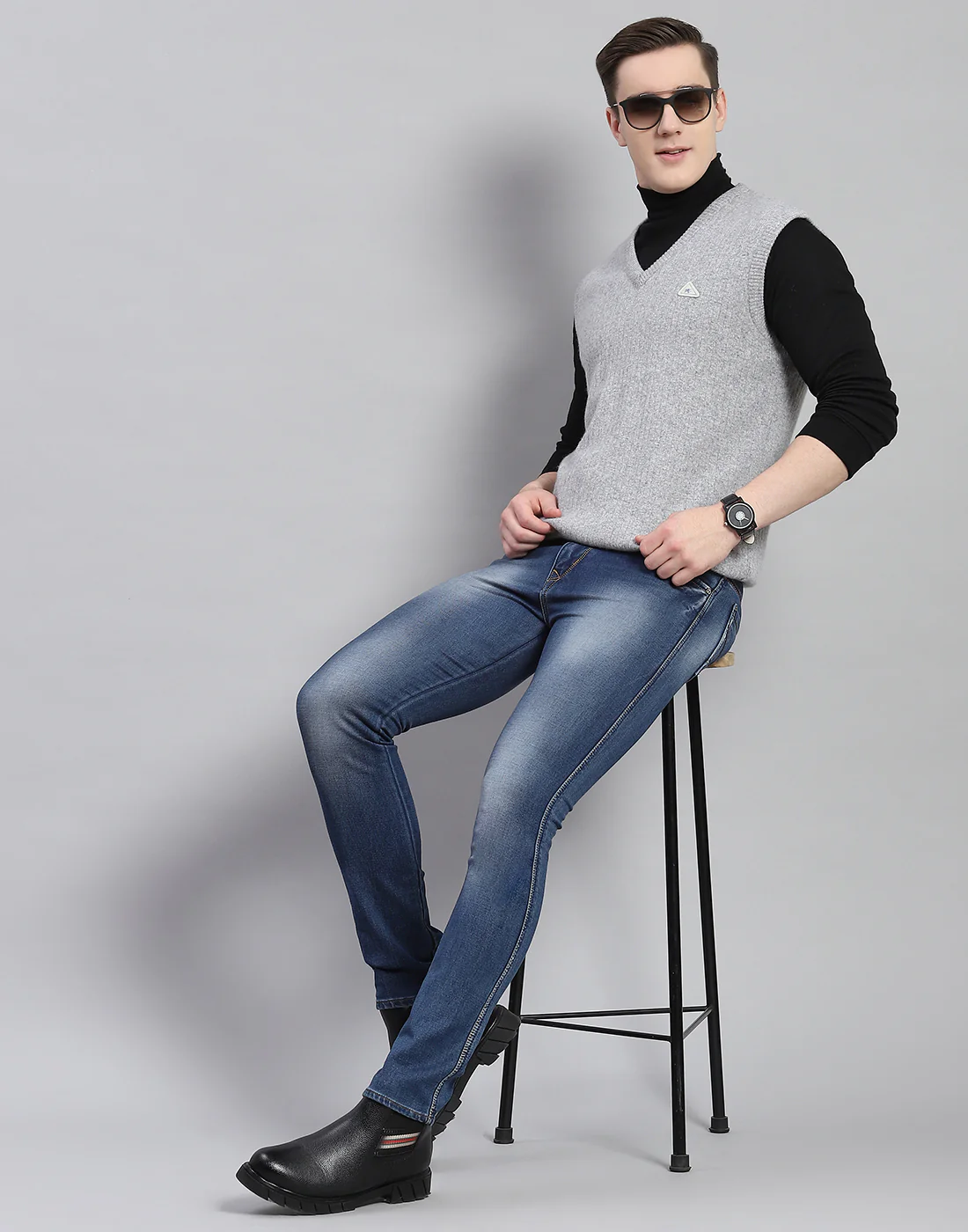 Men Grey Solid V Neck Sleeveless Sweater - Image 2