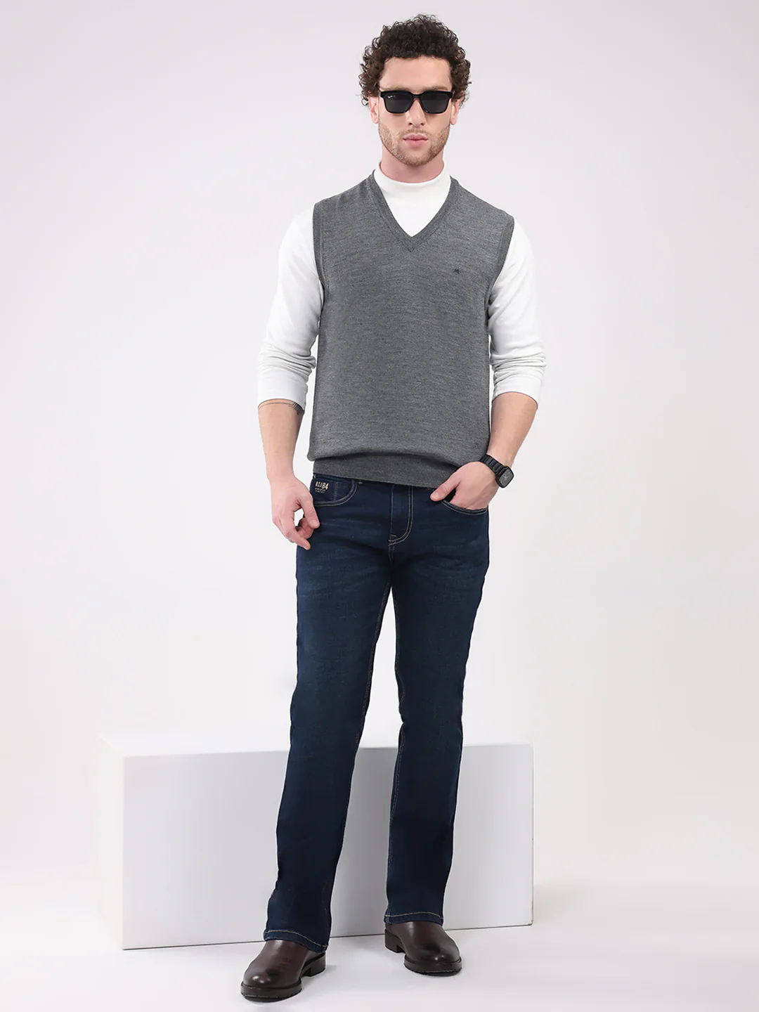 Men Grey Solid V Neck Sleeveless Sweater - Image 2