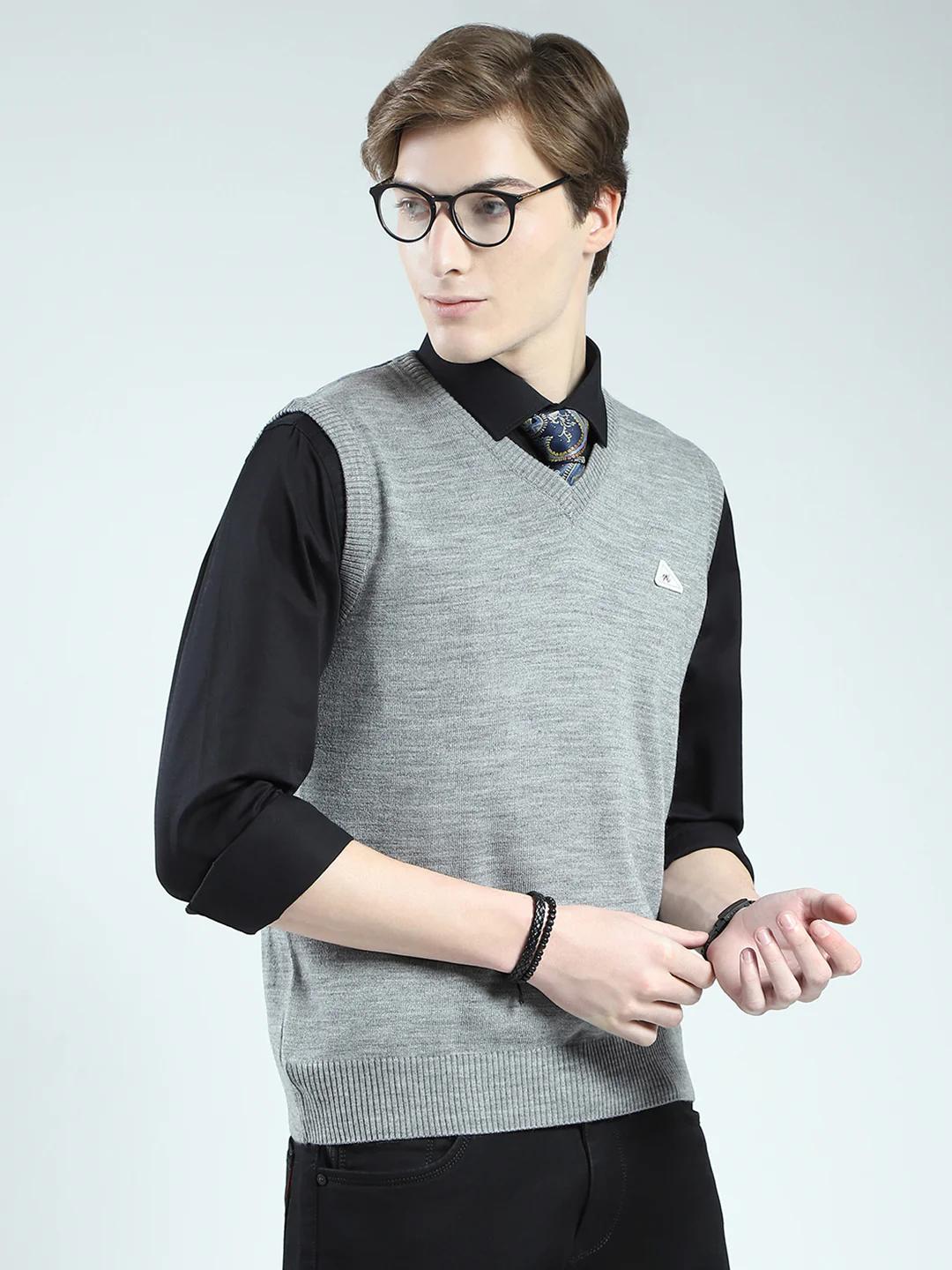 Men Grey Solid V Neck Sleeveless Sweater - Image 4
