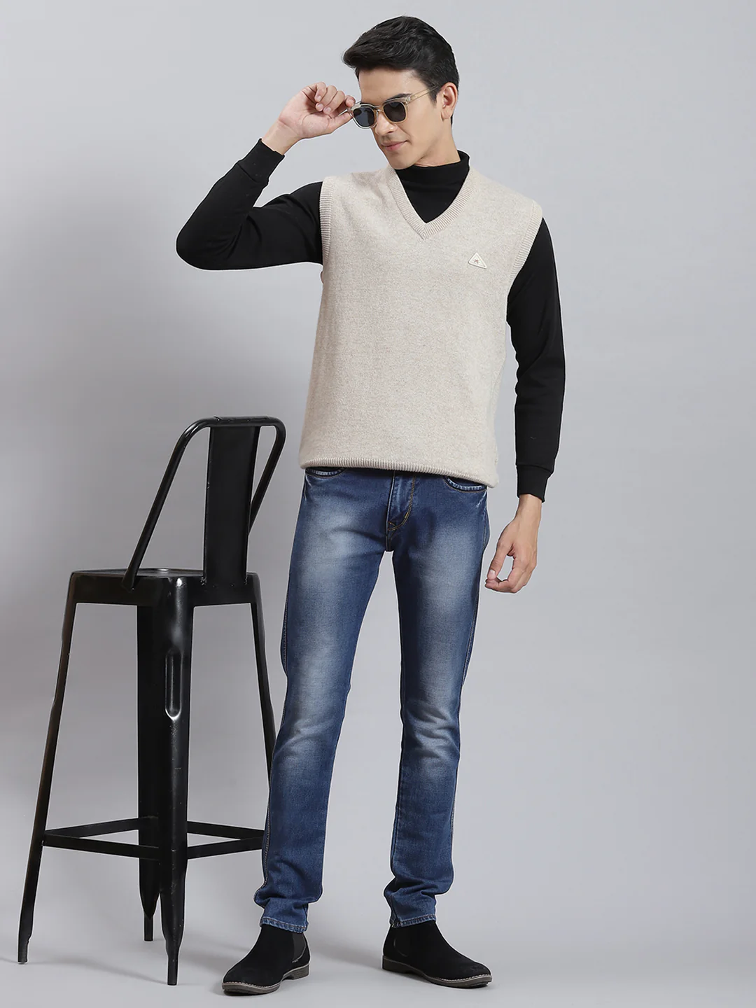 Men Grey Solid V Neck Sleeveless Sweaters/Pullovers - Image 2