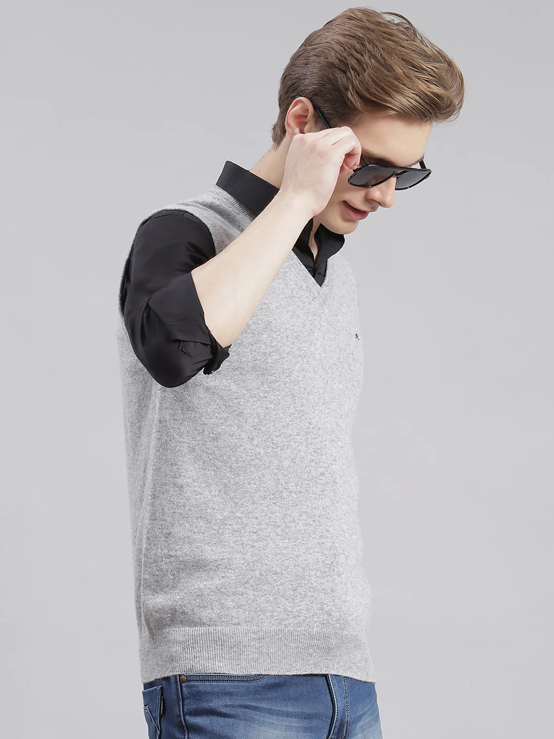 Men Grey Solid V Neck Sleeveless Sweaters/Pullovers - Image 5
