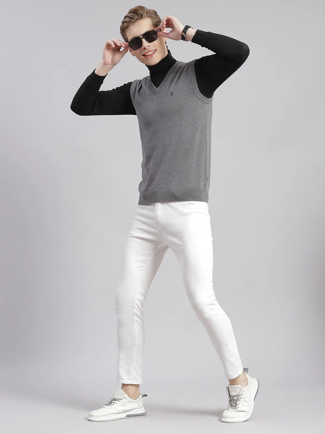 Men Grey Solid V Neck Sleeveless Sweaters/Pullovers
