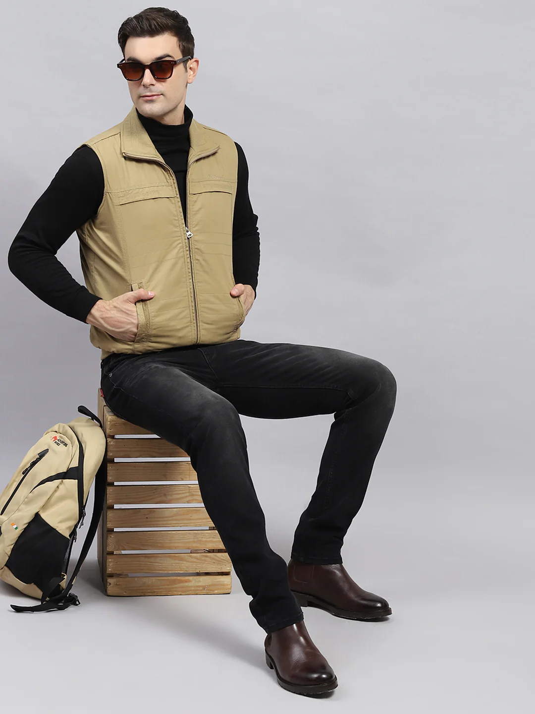 Men Khaki Solid Collar Sleeveless Jacket - Image 2