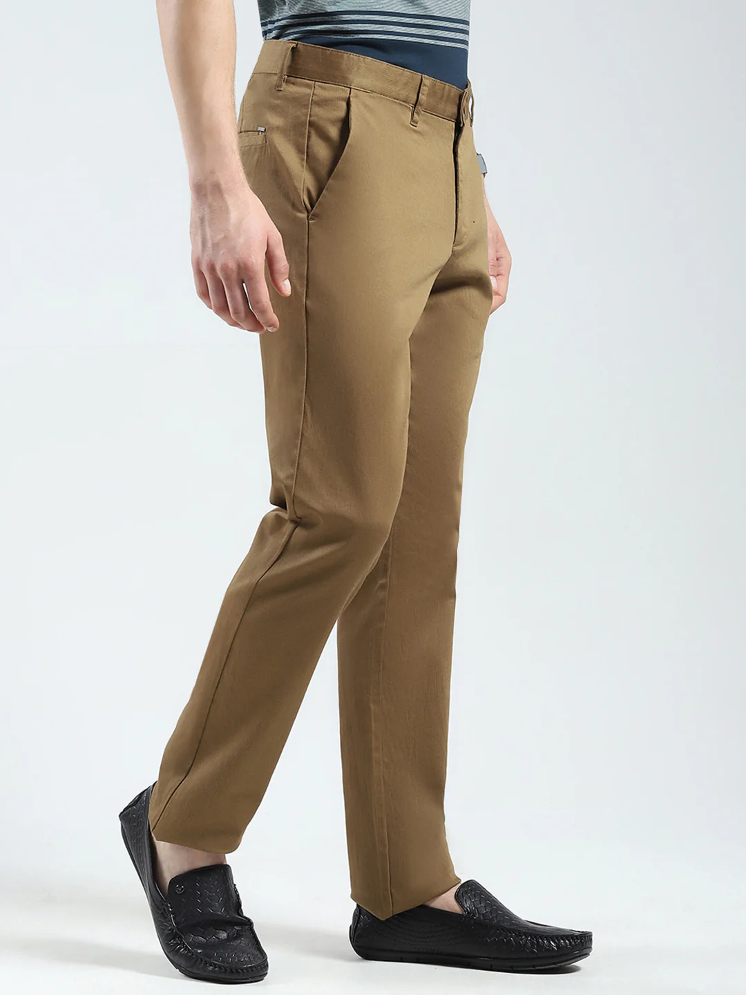 Men Khaki Solid Slim Fit Trouser - Image 4