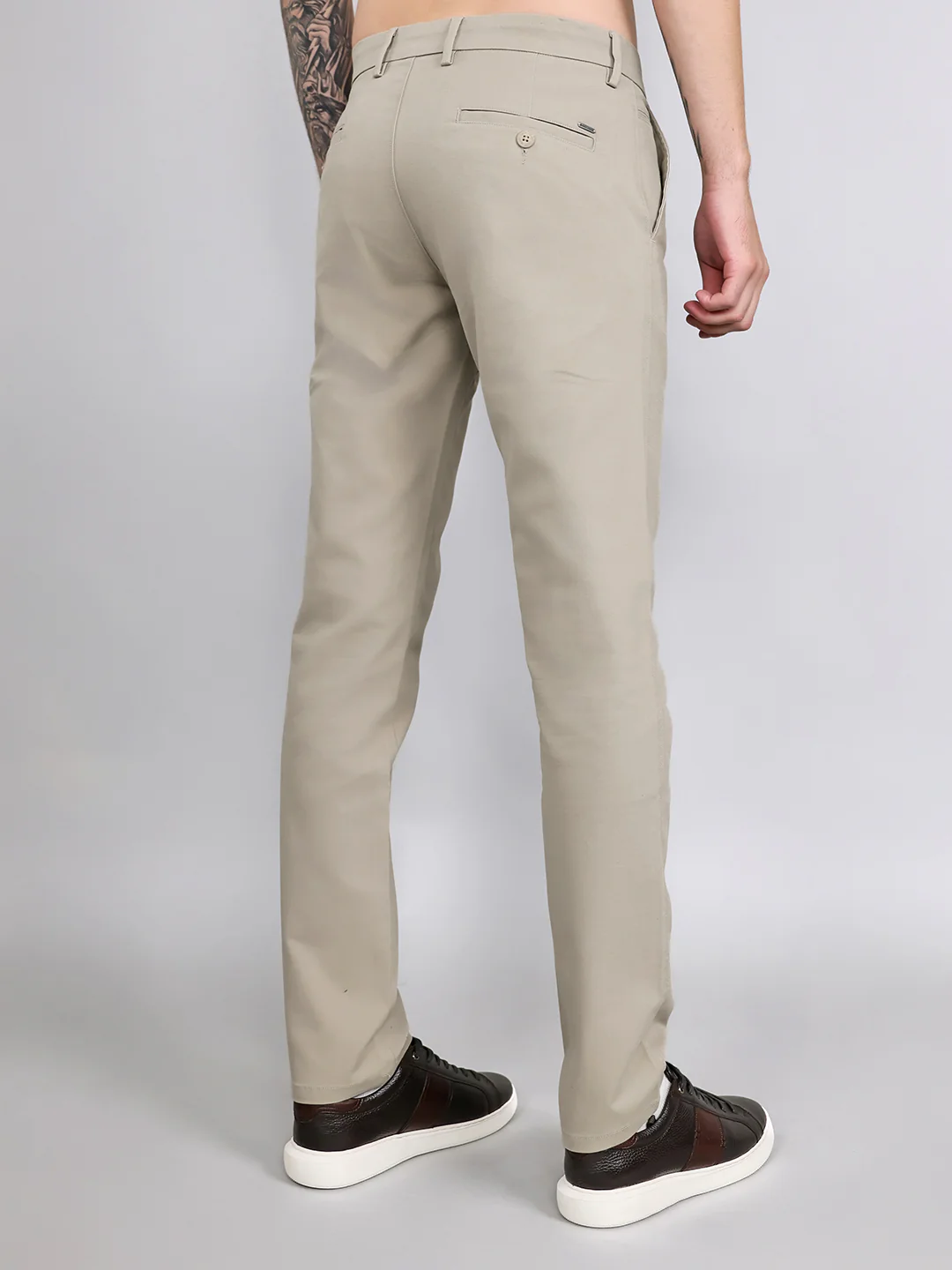 Men Light Grey Solid Slim Fit Trouser - Image 4