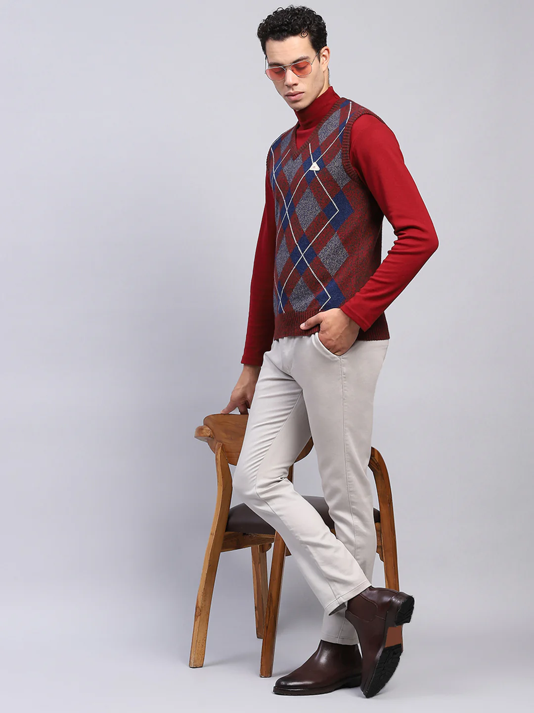 Men Maroon Geometric V Neck Sleeveless Sweater - Image 2