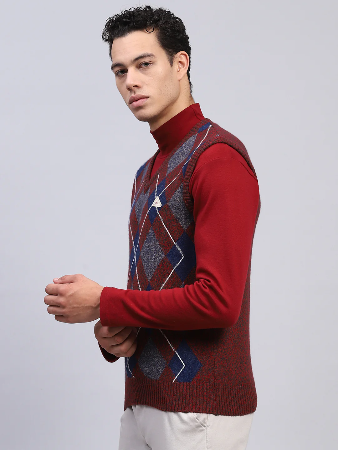 Men Maroon Geometric V Neck Sleeveless Sweater - Image 3