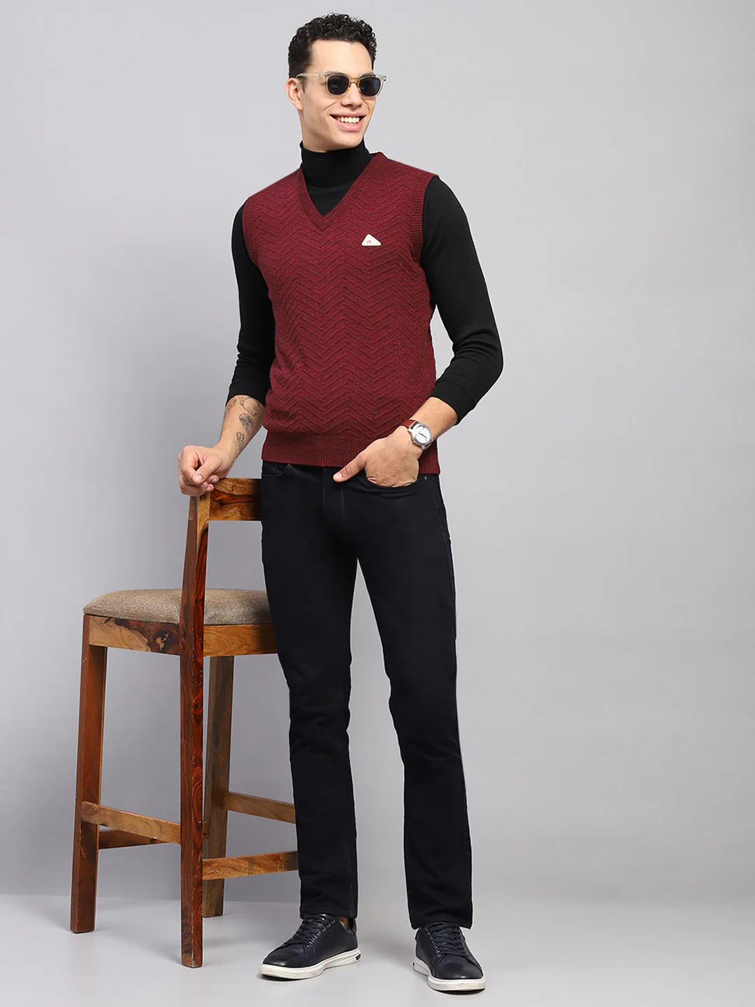 Men Maroon Self Design V Neck Sleeveless Sweater - Image 2