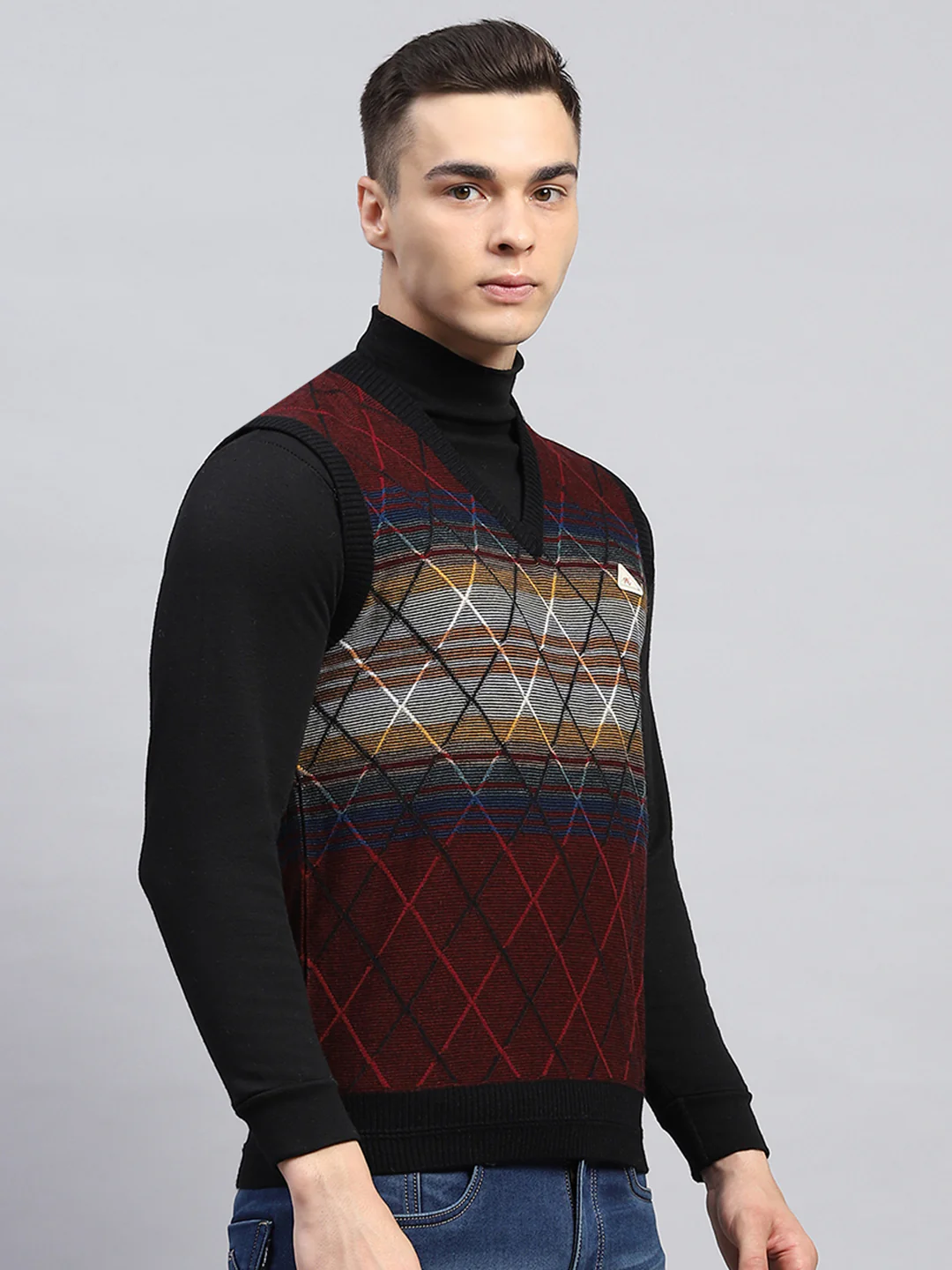 Men Maroon Self Design V Neck Sleeveless Sweater - Image 4