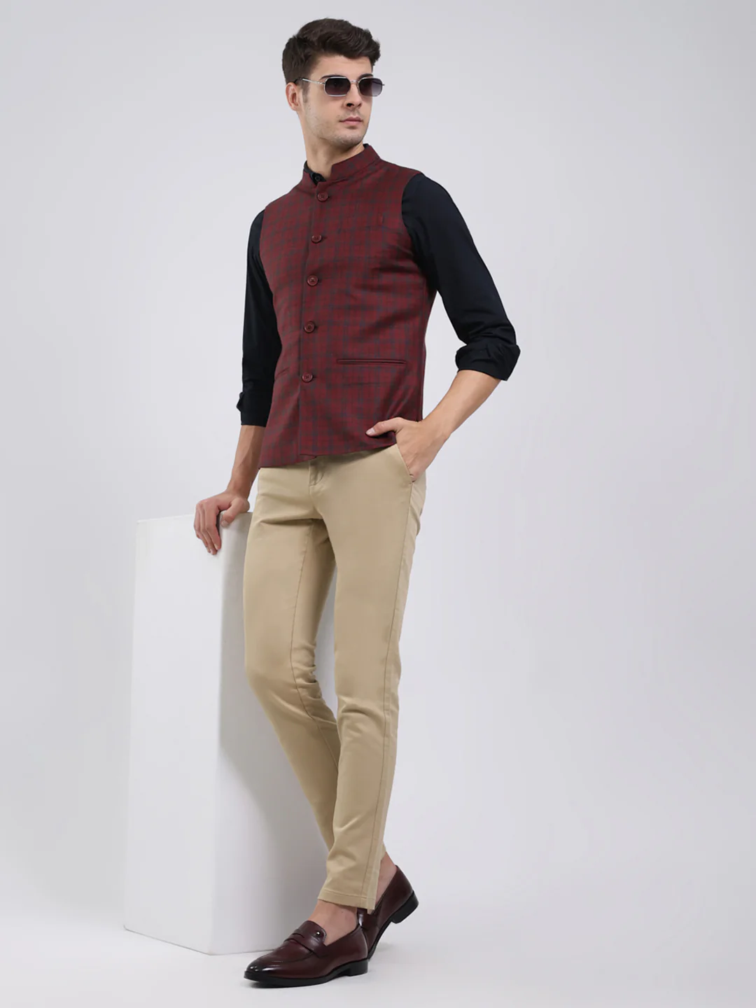 Men Maroon Solid Band Neck Sleeveless Jacket - Image 2