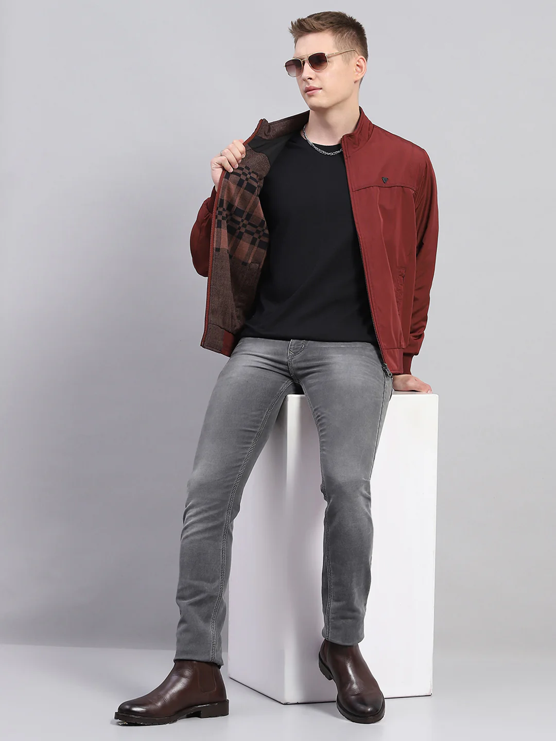 Men Maroon Solid Mock Neck Full Sleeve Jacket - Image 6