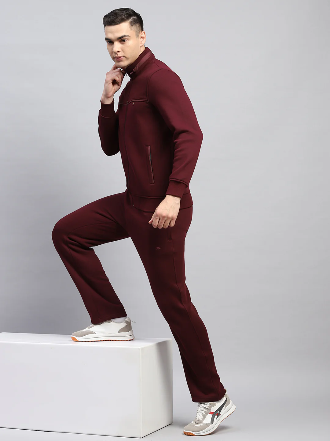Men Maroon Solid Mock Neck Full Sleeve Winter Tracksuit - Image 2